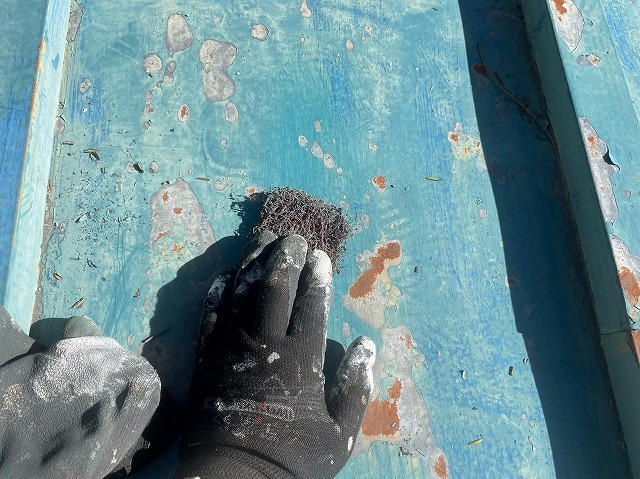 南都留郡富士河口湖町　屋根外壁塗装工事　古民家再生　瓦棒葺きトタン屋根ケレン作業